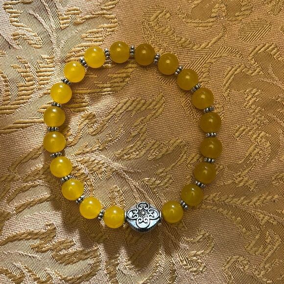 Handcrafted beaded bracelet with metal bead detail - Picture 1 of 3
